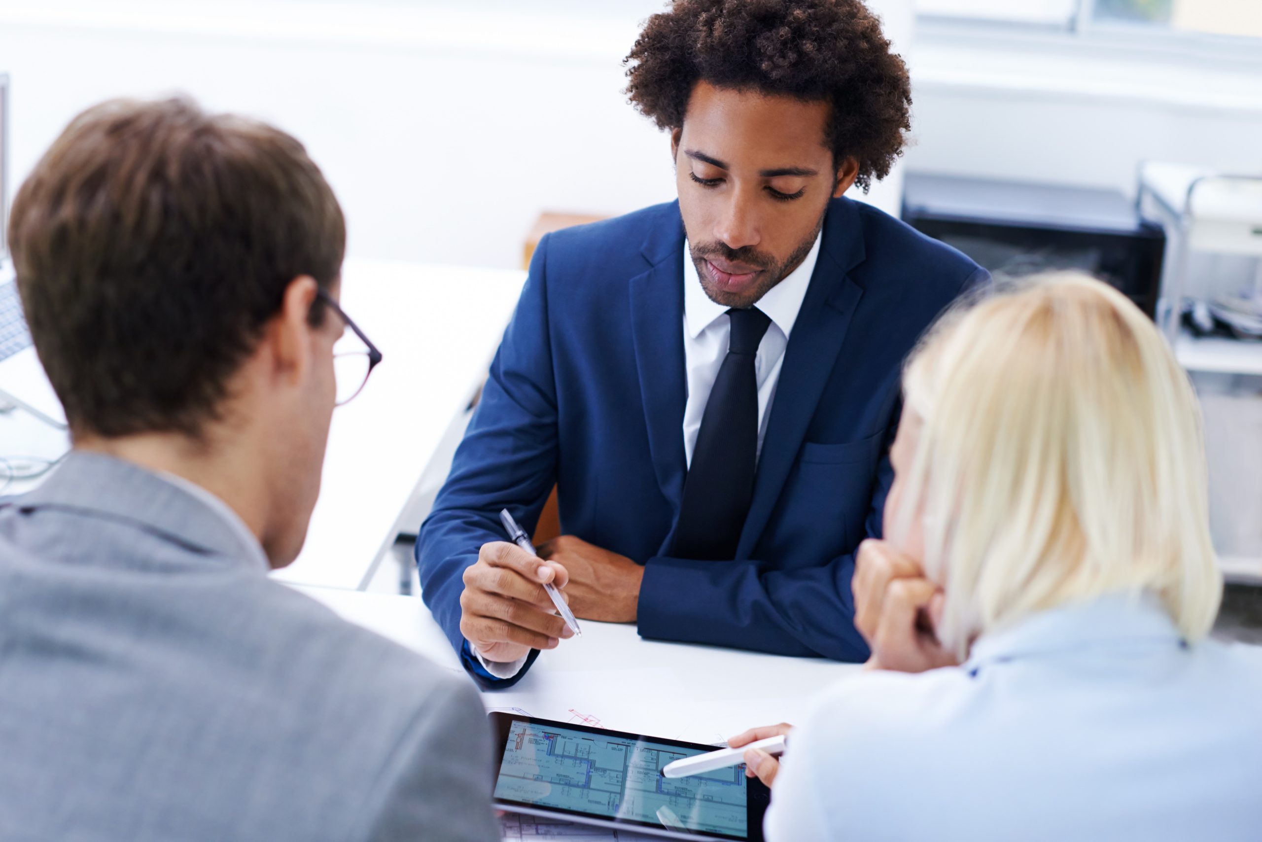 courtier en assurance conseillant des entreprises