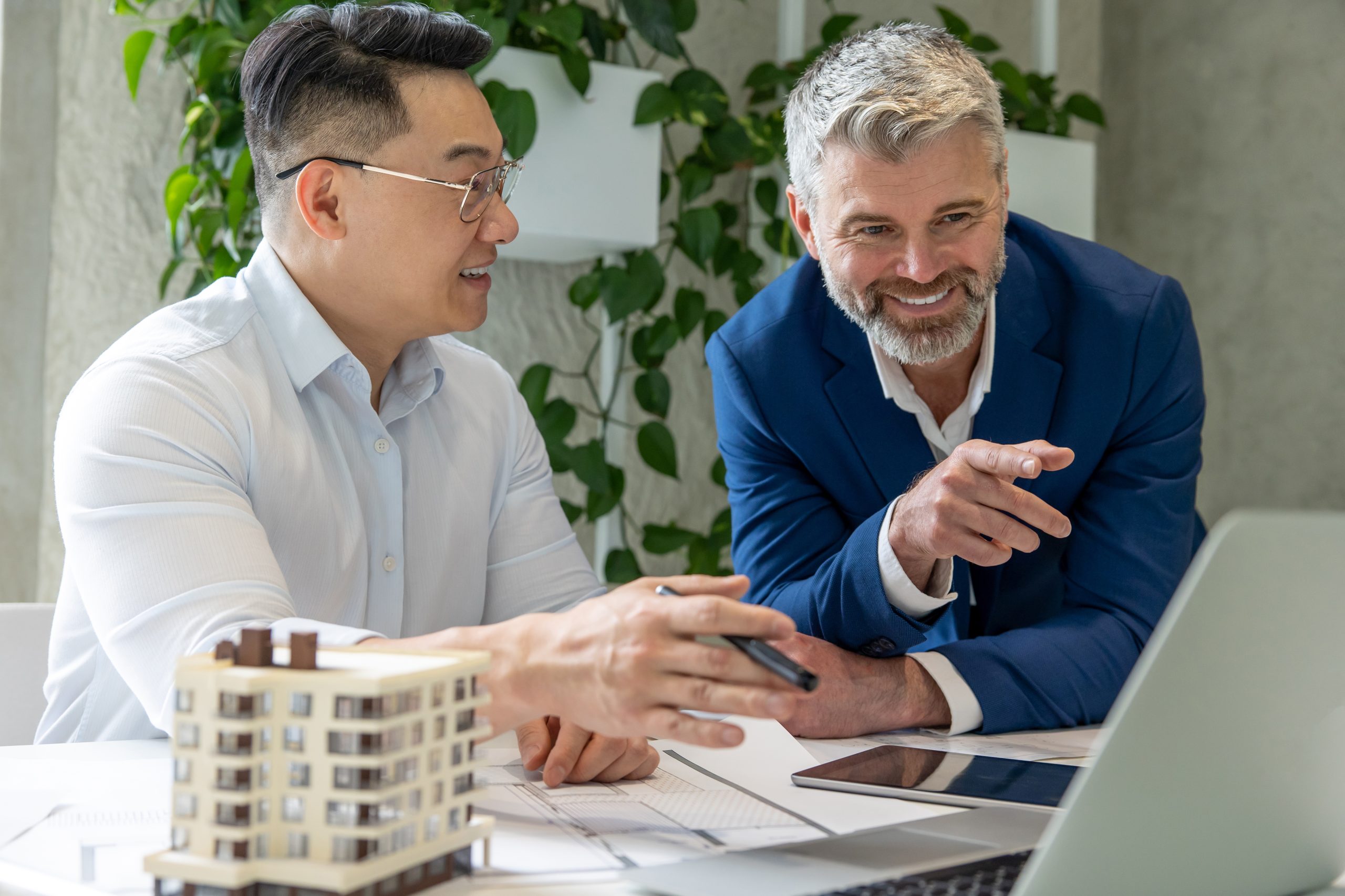 Conseiller financier échangeant avec un client sur un investissement immobilier