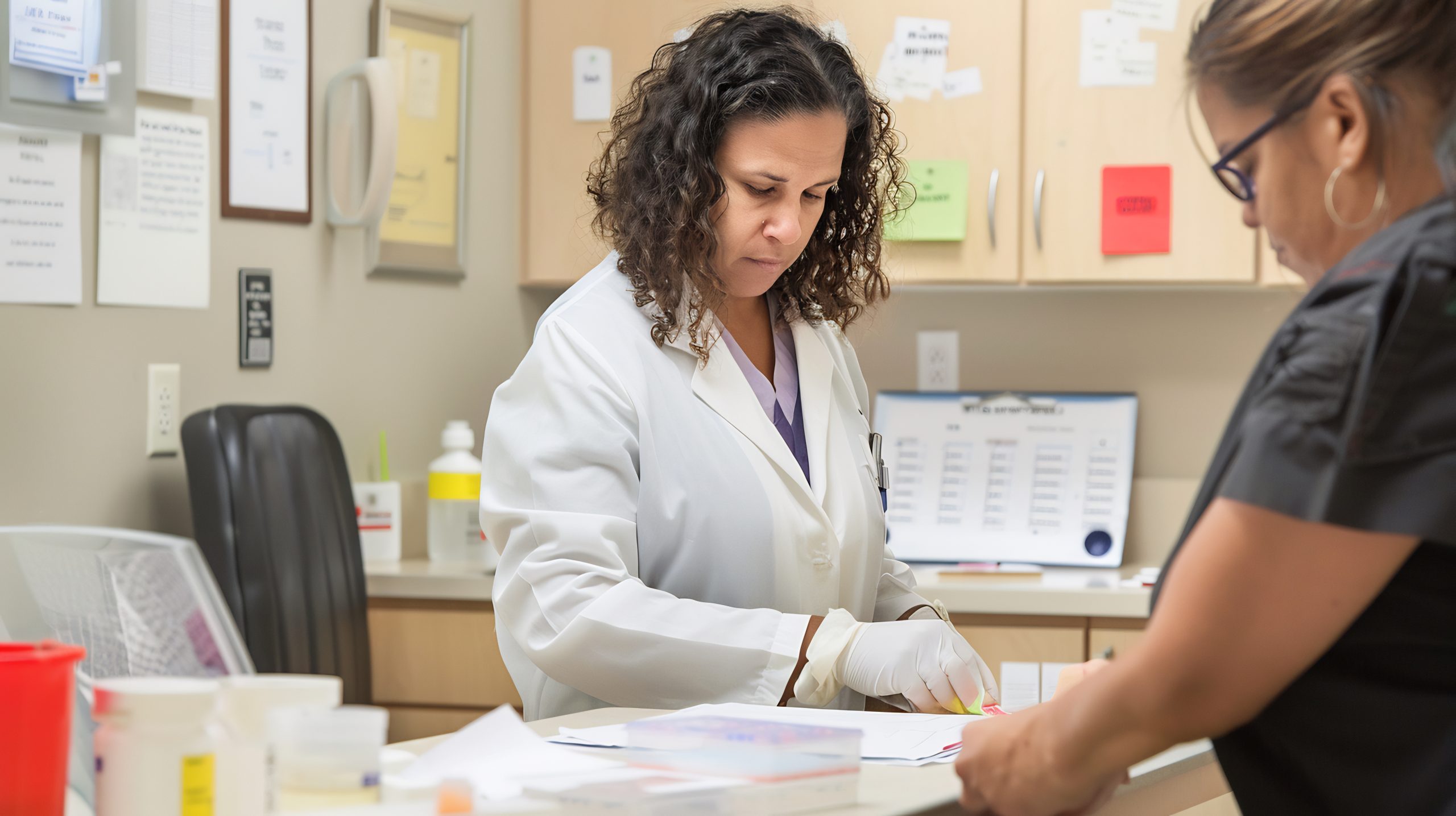 Équipe de pharmacie en évaluation des risques au travail