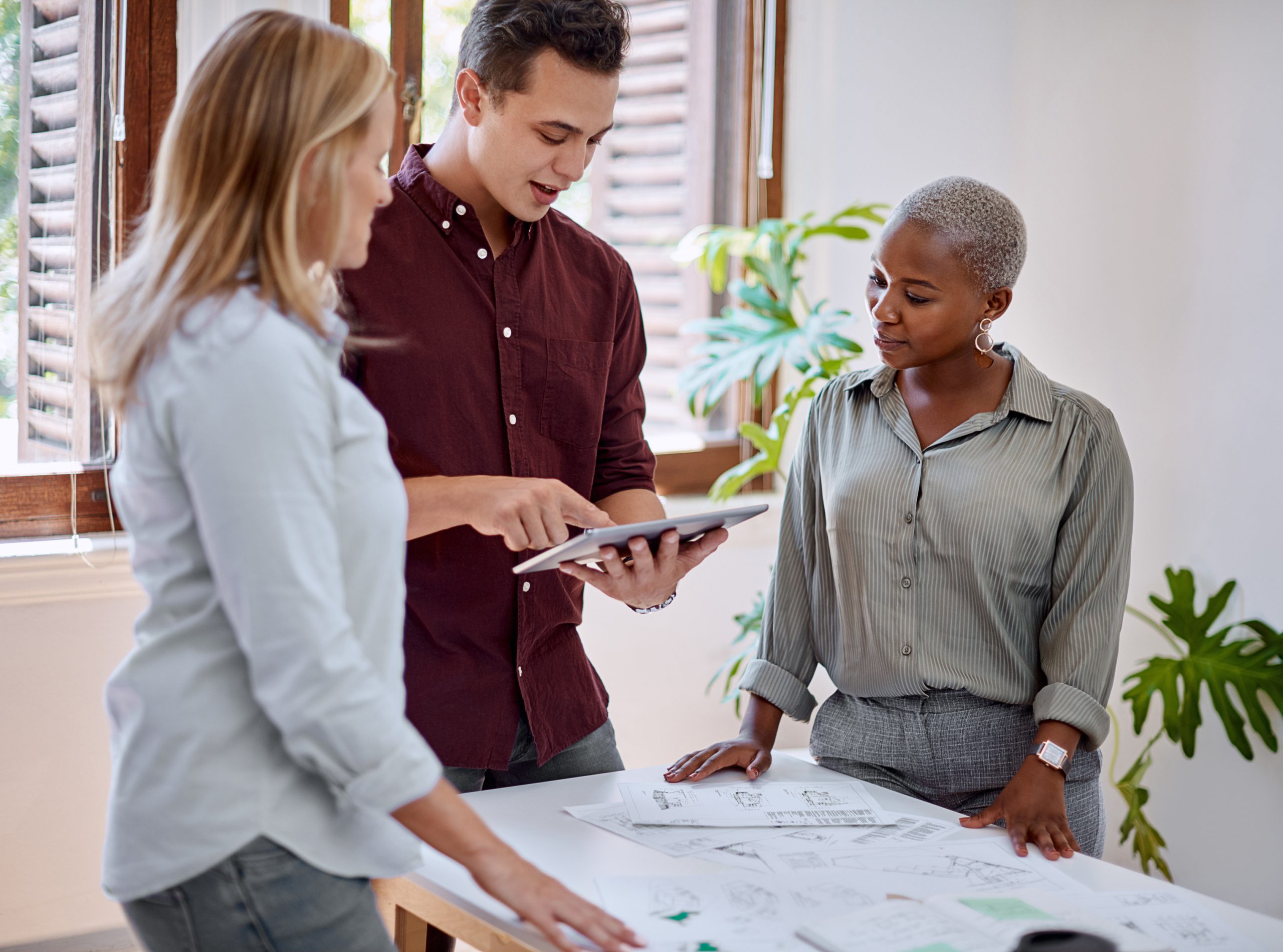 courtier en assurances conseillant un projet immobilier