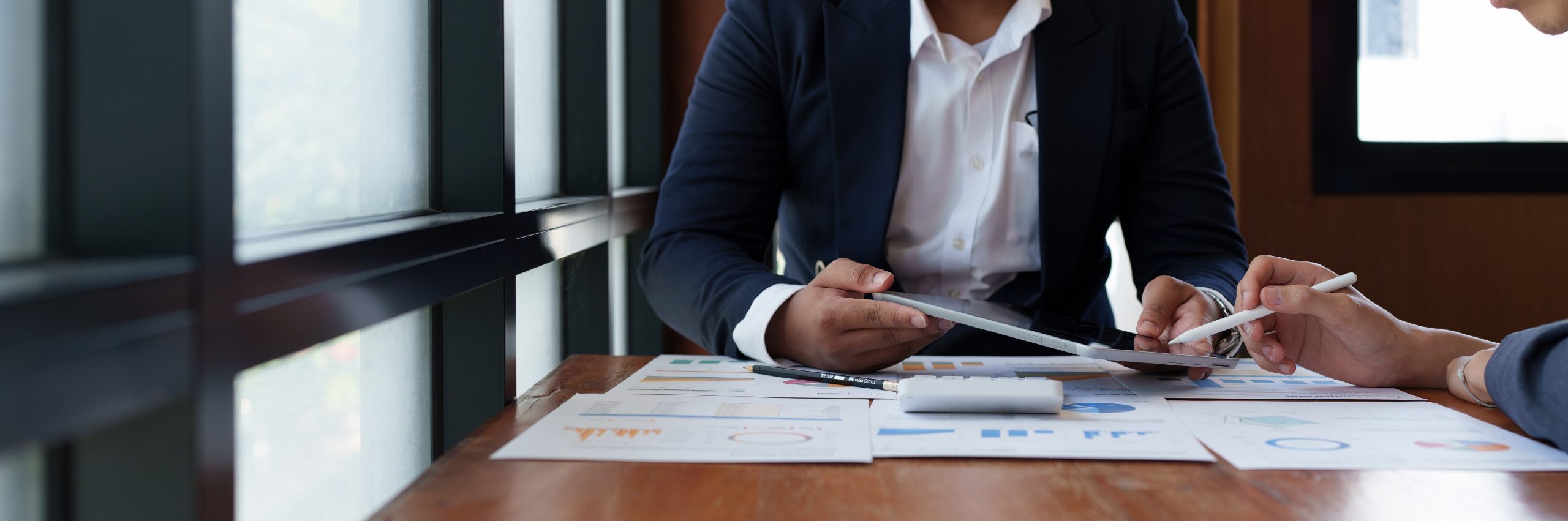 consultation financière entre professionnels en réunion