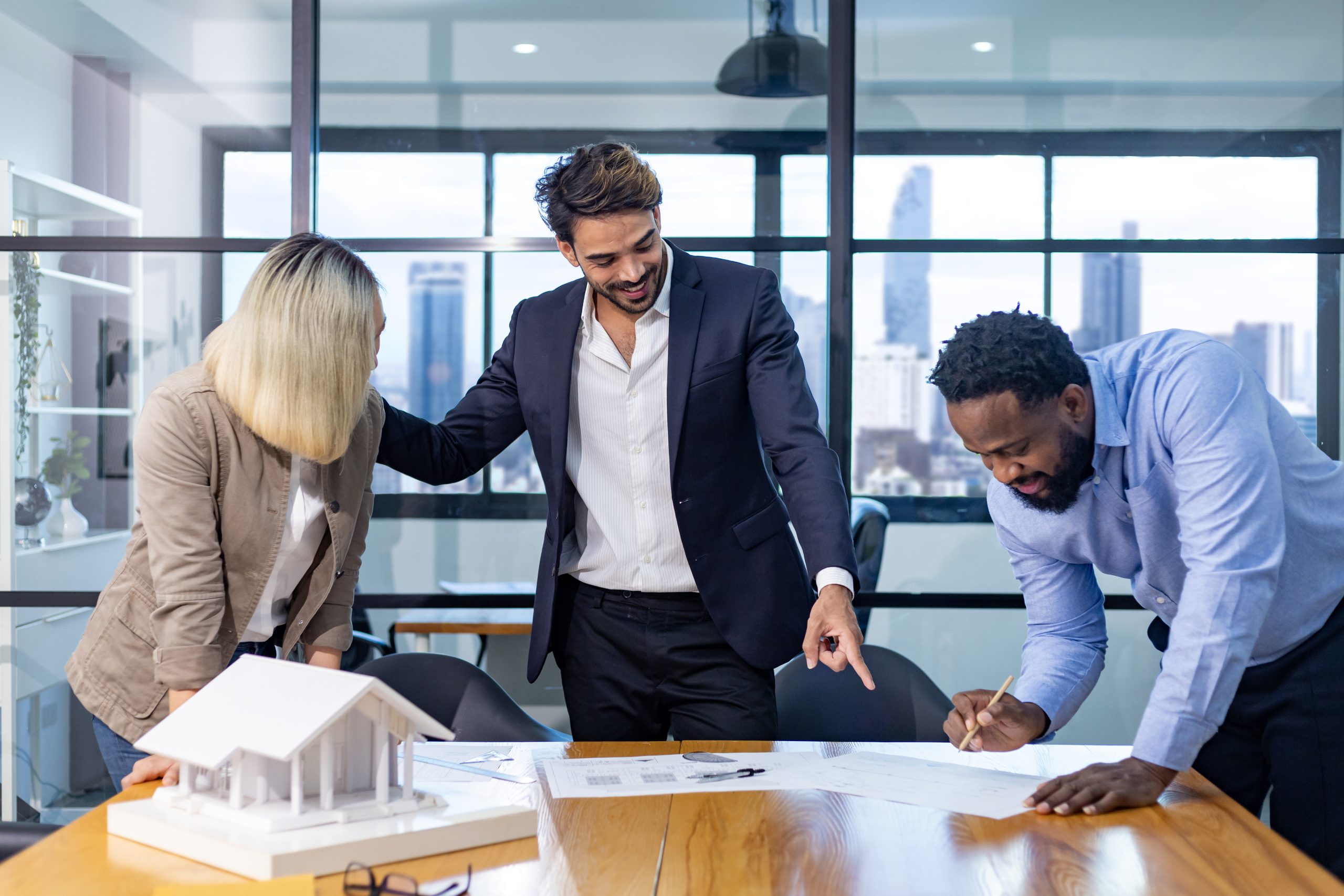 Réunion d'affaires dans un bureau immobilier, collaborateurs en discussion à Lille pour une subvention FIBU