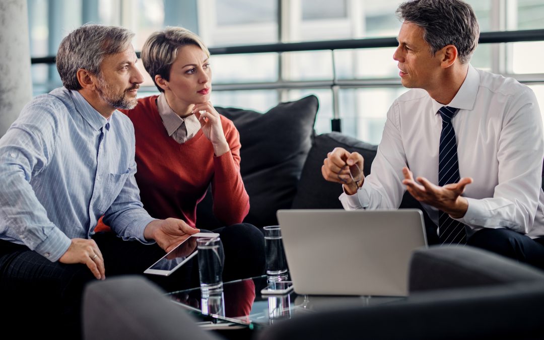 Réunion professionnelle dans une petite agence immobilière