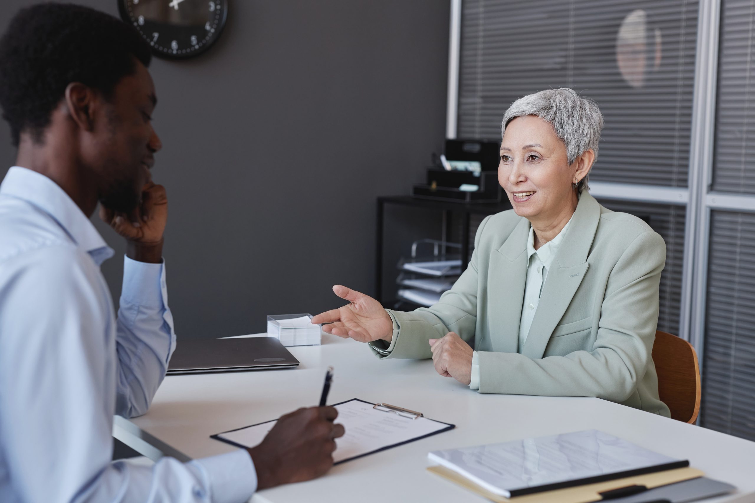 courtier en assurances conseillant un client professionnel pour une subvention prévention